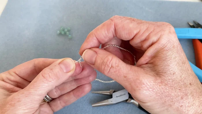 Attach the second chain end: Repeat steps 4-5 for the other chain end, ensuring secure attachment.