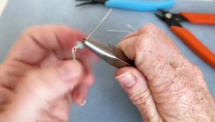 Attach the second chain end: Repeat steps 4-5 for the other chain end, ensuring secure attachment.