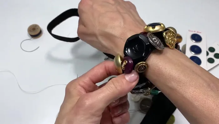 Sew the ends of the elastic together securely using a sewing machine (or by hand) for strength and durability. Sew several times back and forth.