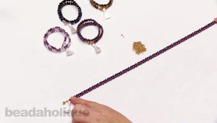 Continue stringing until you've used 20 of each Zahle Duo variation. Add three seed beads to the bottom row and one to the top row to create a neat finish at the end.