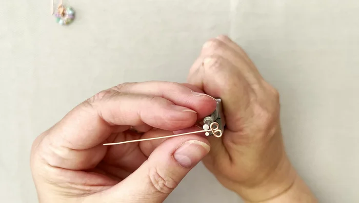 Using the first step of the pliers, create a small kink in the wire to prepare for the next loop.