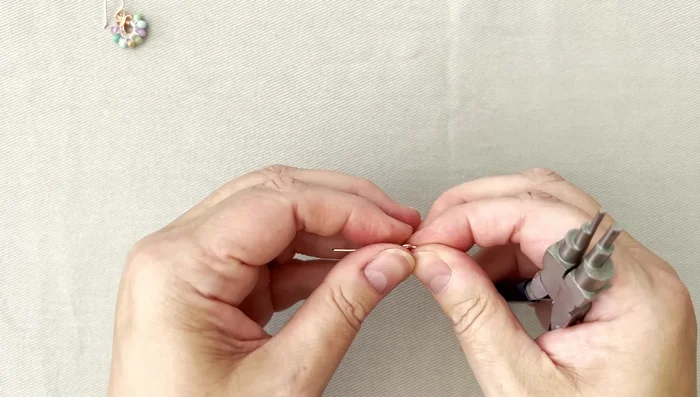 Adjust the shape as needed. Gently squish the wire to secure the shape.