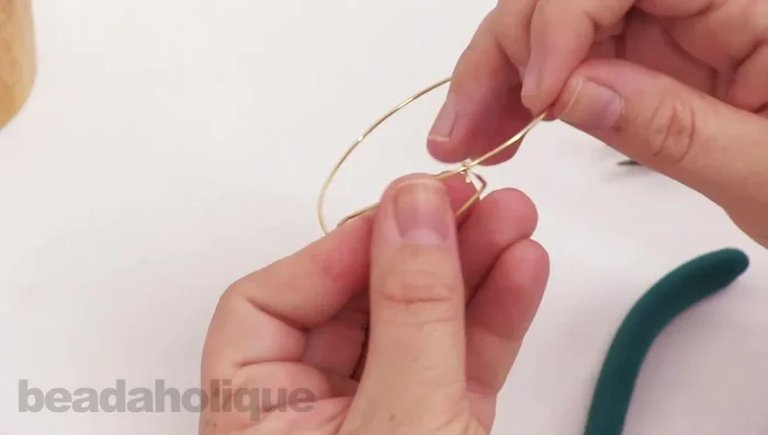 Close the loops. Use nylon pliers to adjust any kinks or imperfections, and to harden the wire.