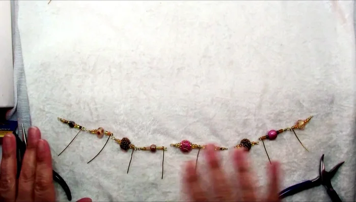 Assemble the links. Arrange the links and connect them.