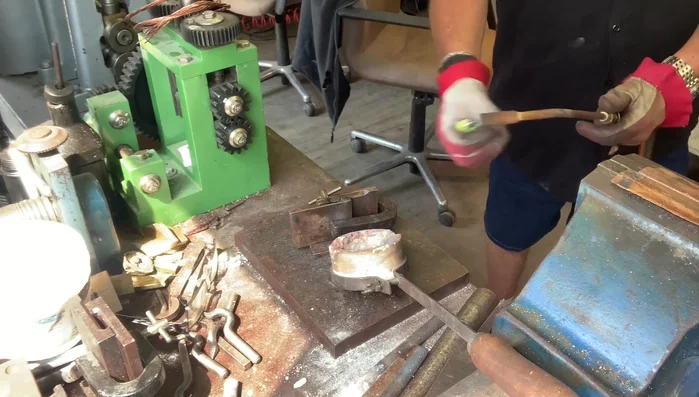 Pour the molten gold: Carefully pour the molten gold into the prepared ingot mold.