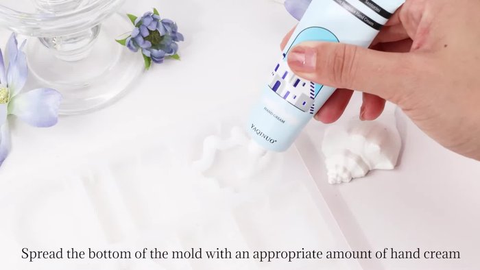 Spread an appropriate amount of hand cream evenly on the bottom of the mold, paying attention to the corners to create natural concave and convex textures.