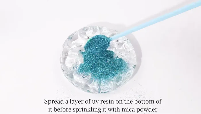 Fix the mica powder with another layer of white epoxy resin (mixed with ocean white pigment). Carefully control the edges to maintain the beauty of the front.