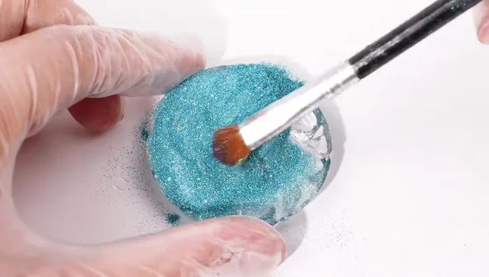 Fix the mica powder with another layer of white epoxy resin (mixed with ocean white pigment). Carefully control the edges to maintain the beauty of the front.