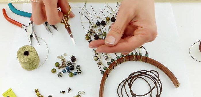 Prepare Eson cords: Cut two 20cm lengths of eslon cord. Cut the thread diagonally for a sharper point.