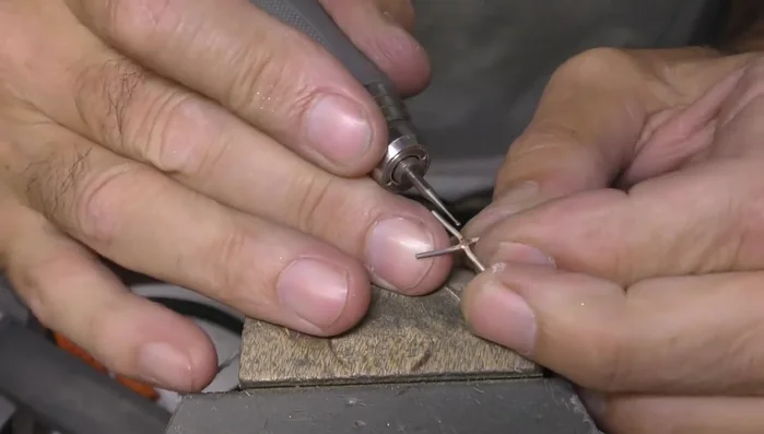 Flatten the top of the setting.