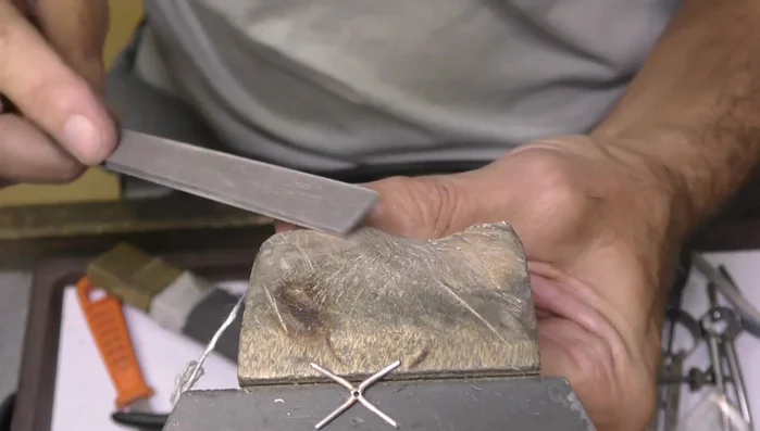 Flatten the top of the setting.