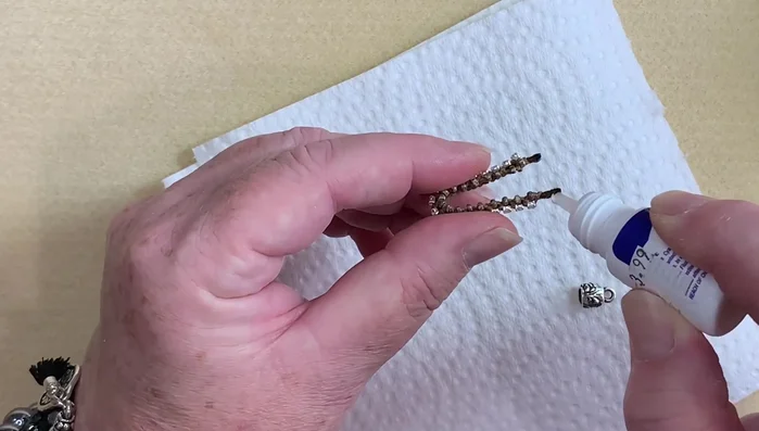 Apply a small amount of glue to the inside of the crimpable end and quickly insert the flattened linen, holding firmly for 30 seconds.