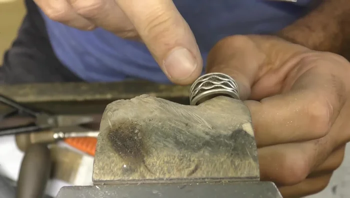 Refine the wave: Continue shaping the wave, ensuring contact points to maintain the top section’s integrity.