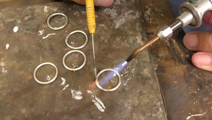 Soldering the rings: Use a solder pick to ensure even heat distribution and proper solder melting onto the joints.