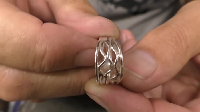 Prepare the wire: Start with a piece of sterling silver round wire (1.6 mil diameter, 30 cm long).