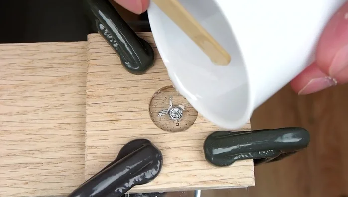 Let the resin harden completely for 48 hours.