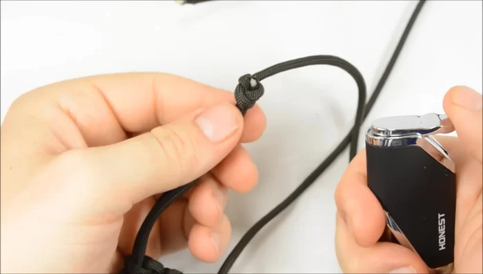 Finish the bracelet: Cut and melt the ends of the paracord to finish.