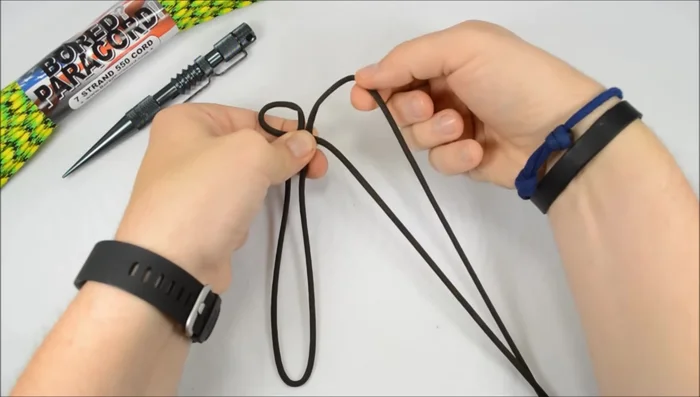 Start the Cobra stitch: Begin the Cobra stitch as you would with a regular cobra bracelet, but without a buckle.