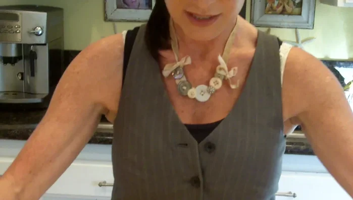 Trim the ends of the velvet ribbon to your desired length and tighten the bow.