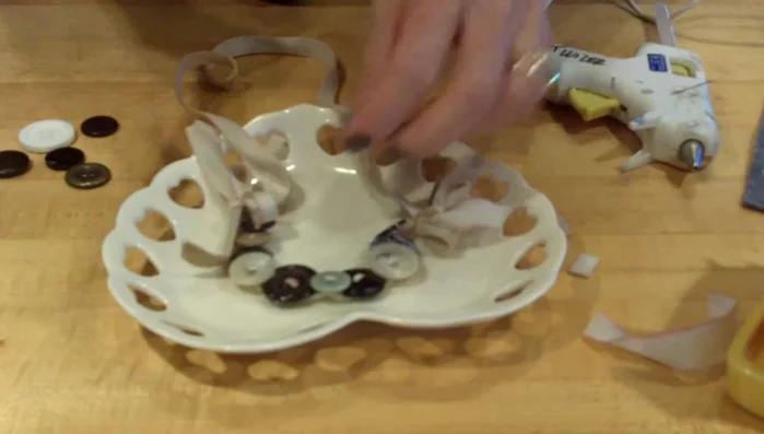 Trim the ends of the velvet ribbon to your desired length and tighten the bow.