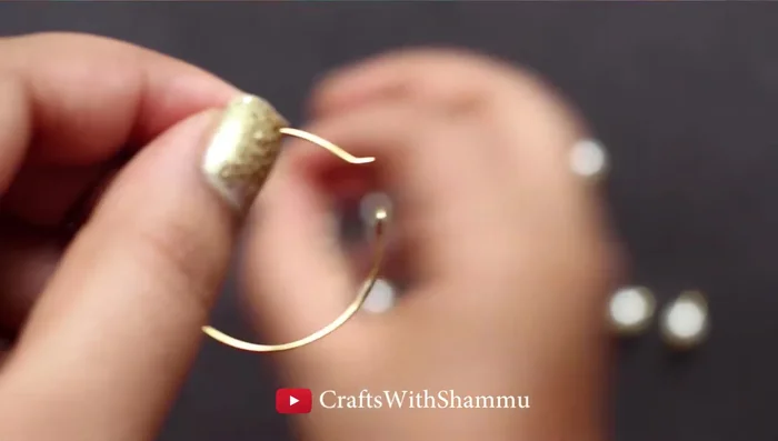 Bend the end of the hoop back to its original position.