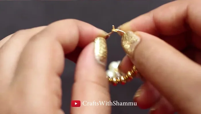 Bend the end of the hoop back to its original position.