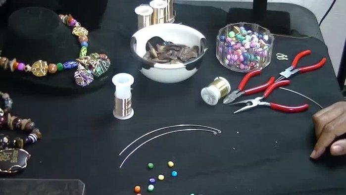 Prepare wire and beads.