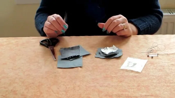 Cut felt and fabric into flower shapes. Make the denim piece slightly smaller than the first felt piece, and the second felt piece even smaller.