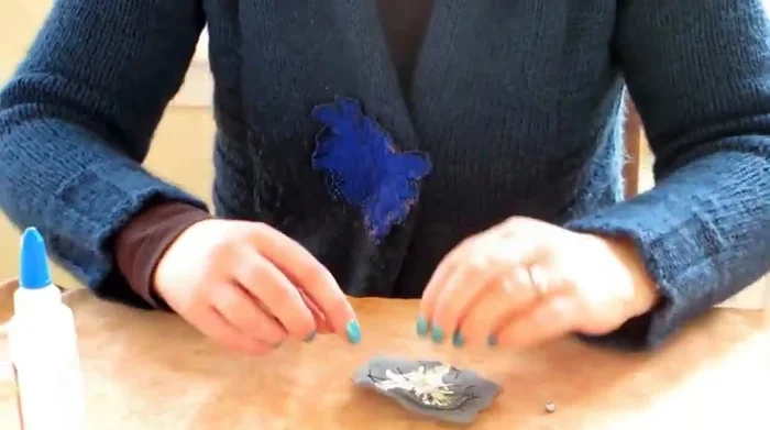 Stuff the brooch with fiber filling to enhance its flower-like appearance.