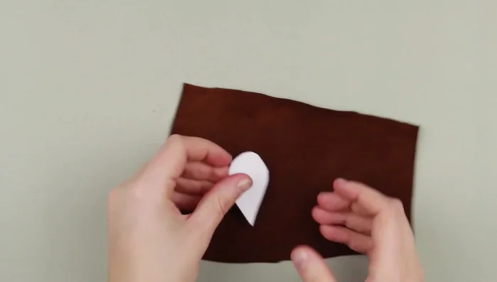 Prepare 4-7 leaves of each color.