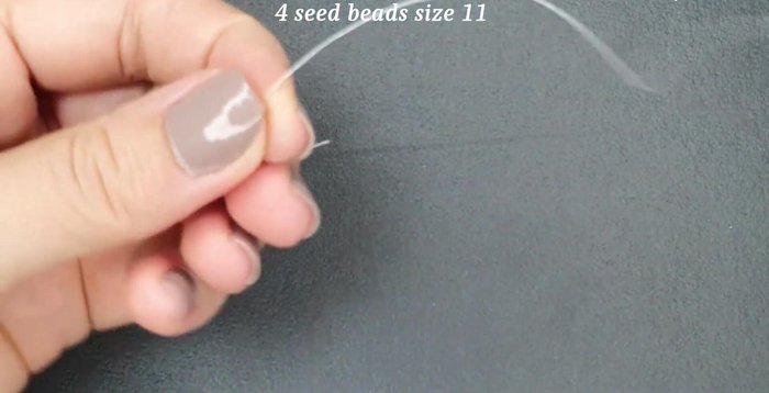 Create the base: String 4 size 11 seed beads, loop back through them from the opposite direction, leaving 8-10cm of thread.