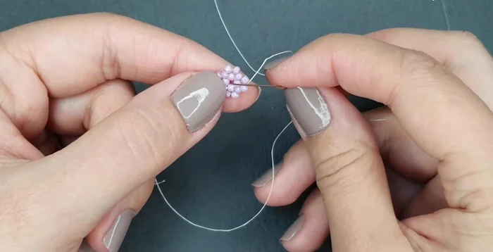 Shape the square: Insert size 11 beads between the corners of the square, passing through three beads at a time.