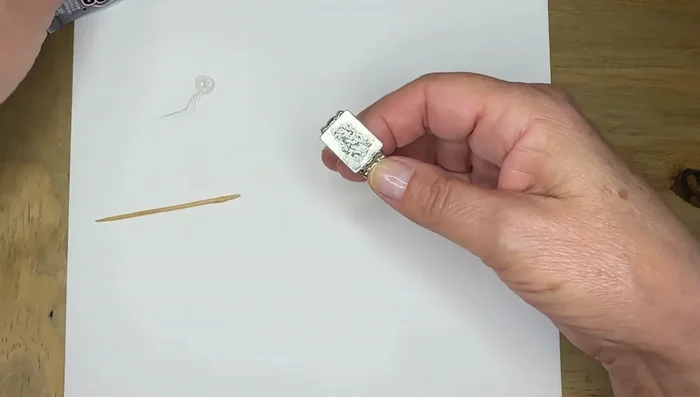 Spread the glue slightly around the center.