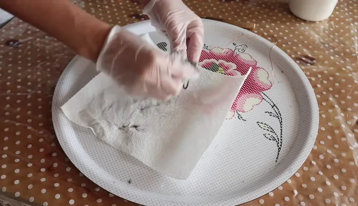 Seal the pendant with wax.
