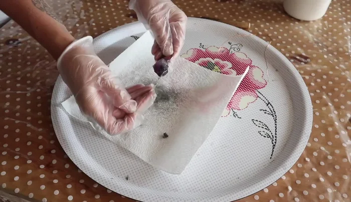 Remove the liquid latex.