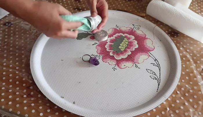 Seal the pendant with wax.