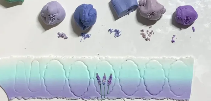 Use the scratching technique to cover the bottom of the flower.