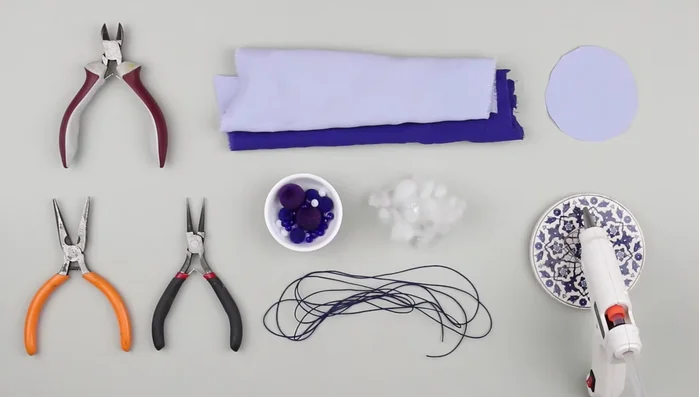 Pull up the thread to conceal the filler, secure it.