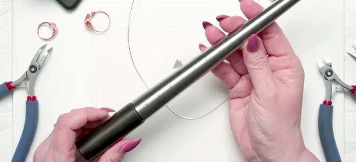 Tighten the wrap and adjust to the desired size on the mandrel.