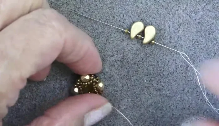 Add a final round of 11/0 seed beads to complete the bezel. Shape and adjust as needed.