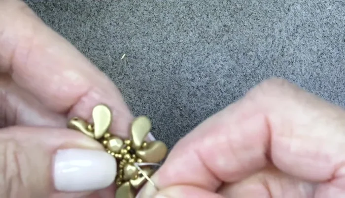 Add a final round of 11/0 seed beads to complete the bezel. Shape and adjust as needed.