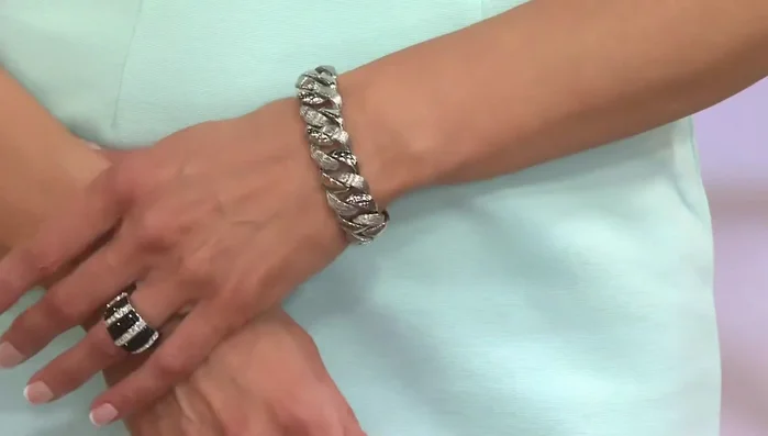 Discussion on the rarity of manufacturers skilled in crafting beautiful stainless steel jewelry.